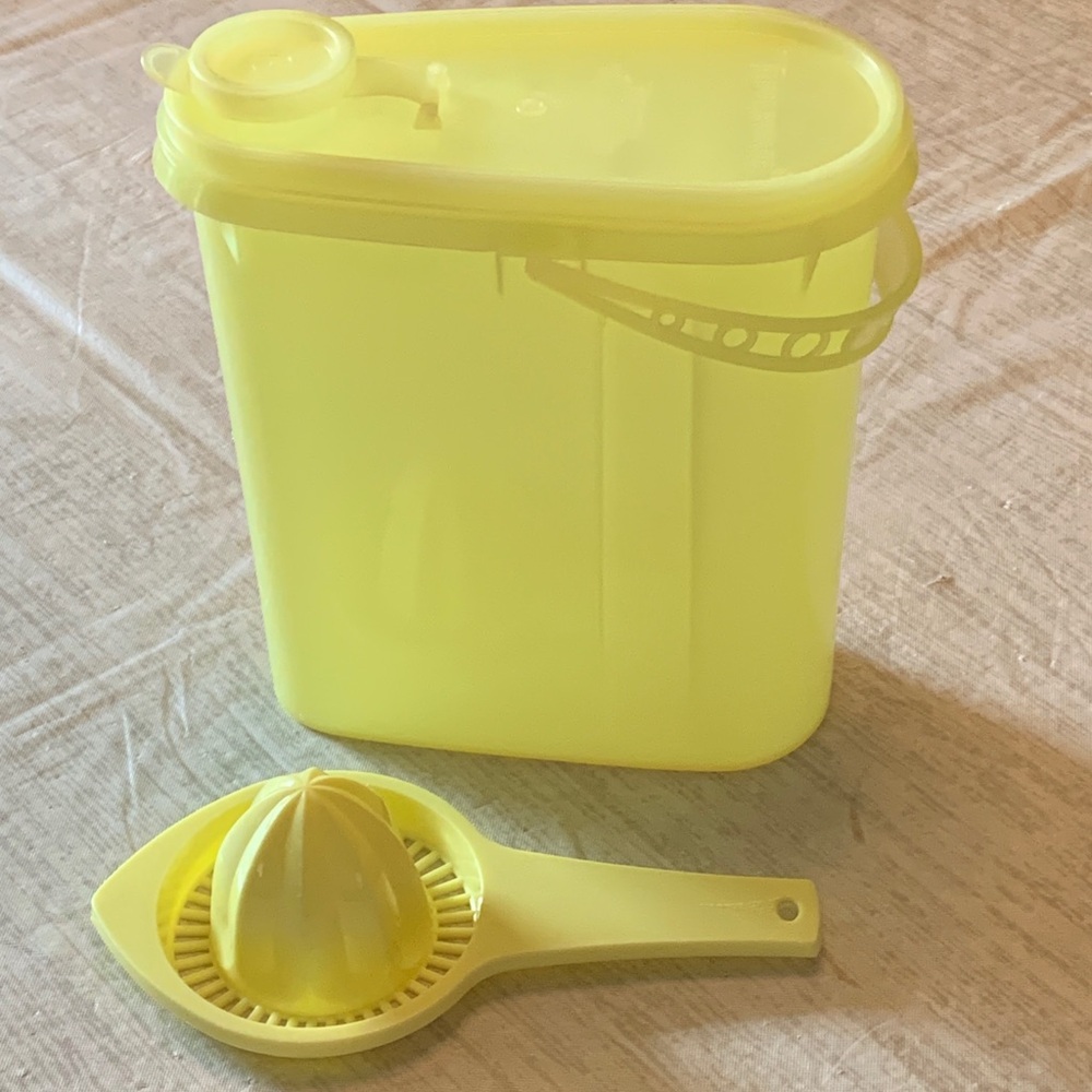 Tupperware Vintage Lemon Yellow Juice/Beverage Pitcher 1970s & Juice Strainer
